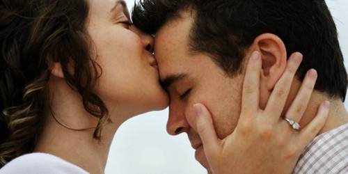 Cium Kening Pasangan, Membuatnya Lebih Merasa Berarti